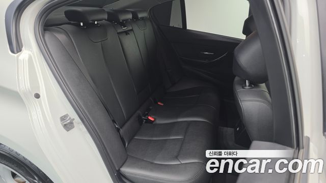 BMW 3-Series 2018 — photo 11