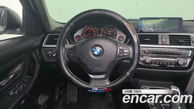 BMW 3-Series 2018 — photo 12