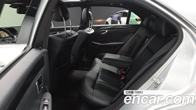 Mercedes-Benz E-Class 2014 — photo 11