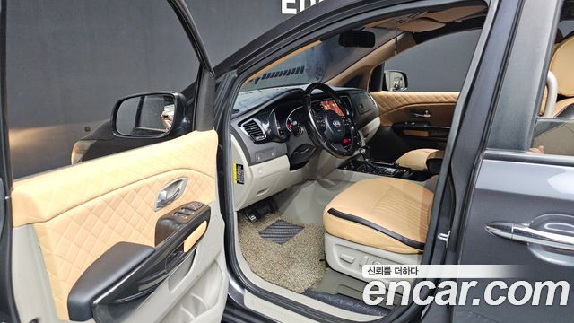 Kia Canival 2015 — photo 10