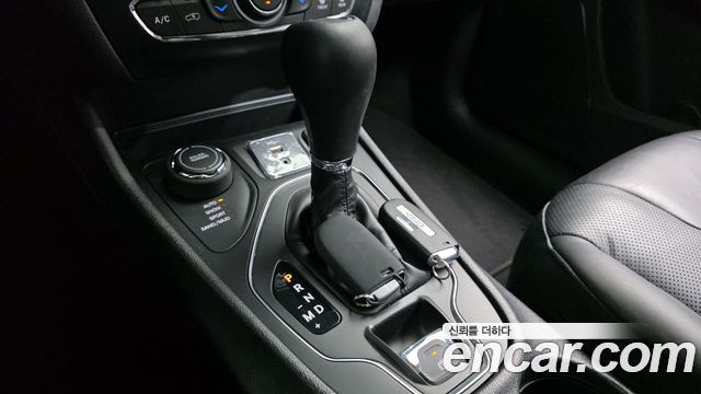 Jeep Cherokee 2019 — photo 12