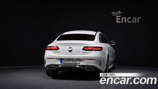 Mercedes-Benz E-Class 2022 — photo 4