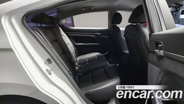 Hyundai AVANTE 2018 — photo 17
