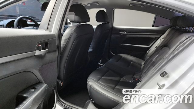 Hyundai AVANTE 2018 — photo 18