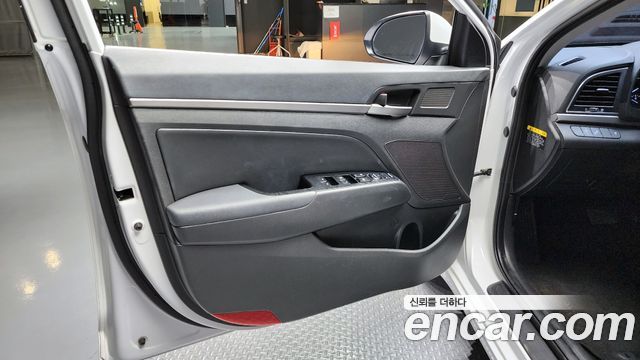 Hyundai AVANTE 2018 — photo 14