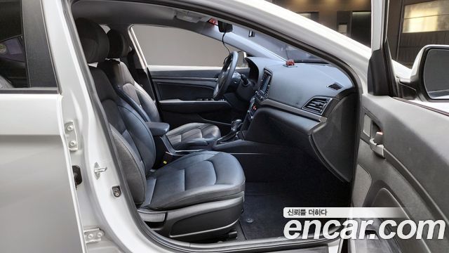Hyundai AVANTE 2018 — photo 16