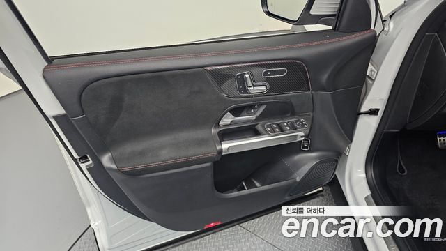 Mercedes-Benz GLB-Class 2022 — photo 14