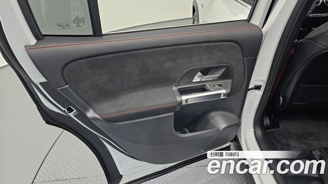 Mercedes-Benz GLB-Class 2022 — photo 15