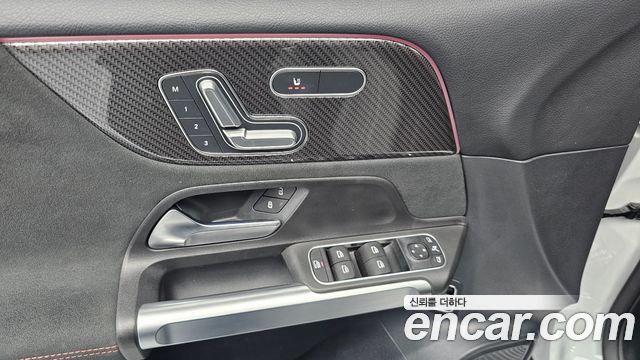 Mercedes-Benz GLB-Class 2022 — photo 28