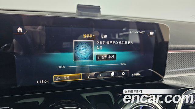 Mercedes-Benz GLB-Class 2022 — photo 30