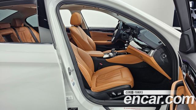 BMW 5-Series 2020 — photo 17