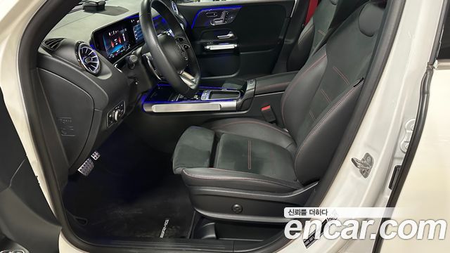 Mercedes-Benz GLB-Class 2025 — photo 8