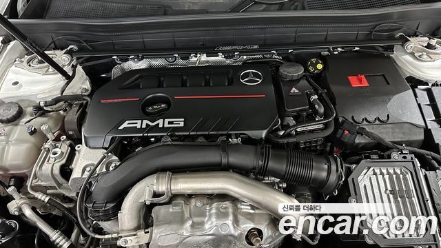 Mercedes-Benz GLB-Class 2025 — photo 12
