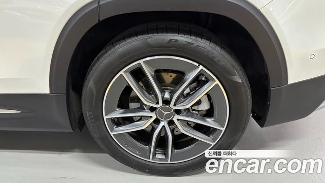 Mercedes-Benz GLB-Class 2025 — photo 14