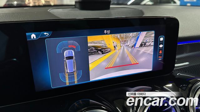 Mercedes-Benz GLB-Class 2025 — photo 17