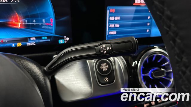 Mercedes-Benz GLB-Class 2025 — photo 18