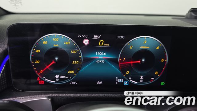 Mercedes-Benz GLB-Class 2022 — photo 11