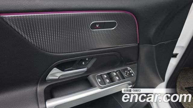 Mercedes-Benz GLB-Class 2022 — photo 17