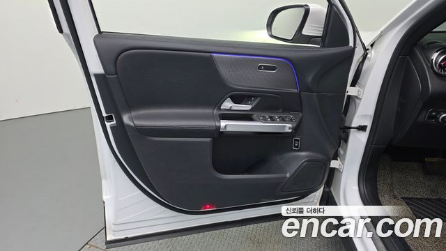 Mercedes-Benz GLB-Class 2022 — photo 14