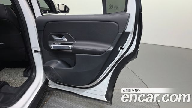 Mercedes-Benz GLB-Class 2022 — photo 15
