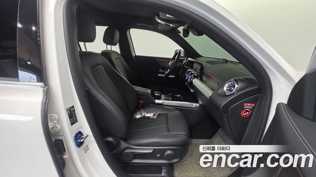 Mercedes-Benz GLB-Class 2022 — photo 16