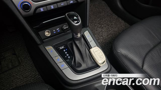 Hyundai AVANTE 2017 — photo 12