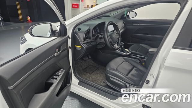 Hyundai AVANTE 2017 — photo 13