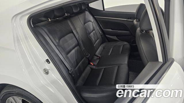 Hyundai AVANTE 2017 — photo 17