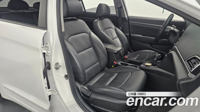 Hyundai AVANTE 2017 — photo 18