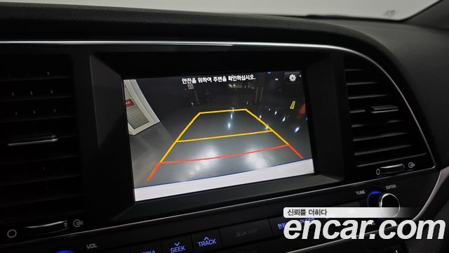 Hyundai AVANTE 2017 — photo 21