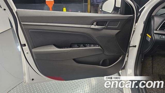 Hyundai AVANTE 2017 — photo 14