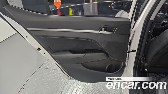 Hyundai AVANTE 2017 — photo 15