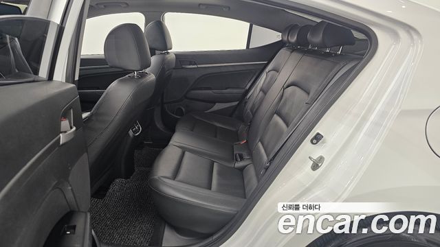 Hyundai AVANTE 2017 — photo 16
