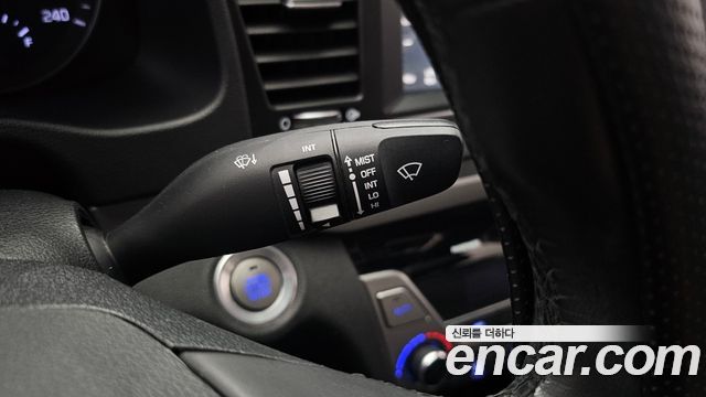 Hyundai AVANTE 2017 — photo 28