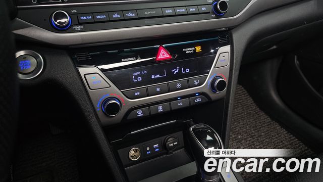 Hyundai AVANTE 2017 — photo 30