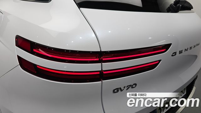 Genesis GV70 2023 — photo 9