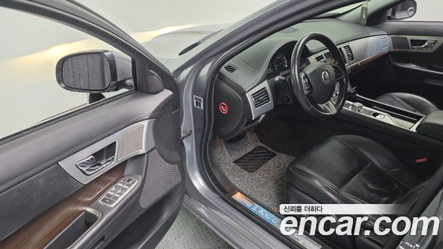 Jaguar XF 2013 — photo 12