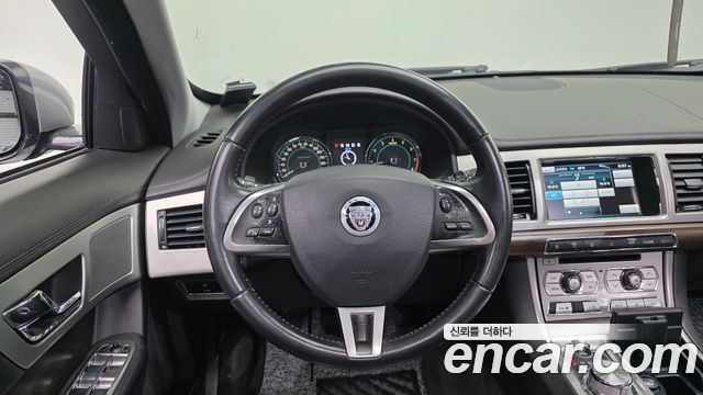 Jaguar XF 2013 — photo 15