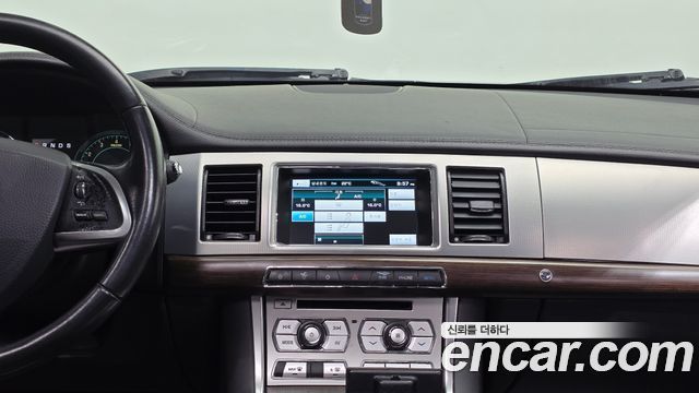 Jaguar XF 2013 — photo 17