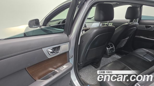 Jaguar XF 2013 — photo 19
