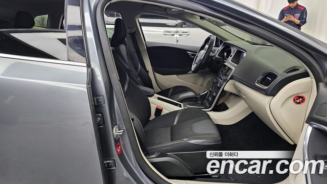 Volvo V40 2015 — photo 11