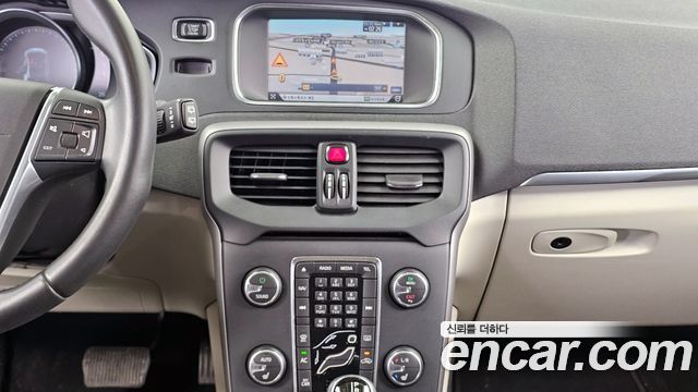 Volvo V40 2015 — photo 14