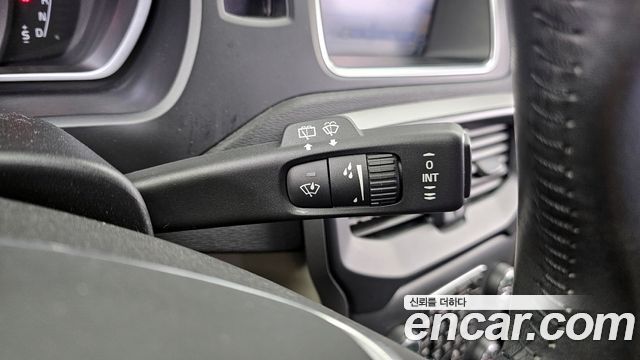 Volvo V40 2015 — photo 17