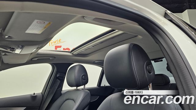 Mercedes-Benz C-Class 2018 — photo 19