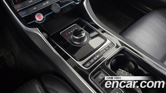 Jaguar XF 2018 — photo 9