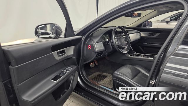 Jaguar XF 2018 — photo 10