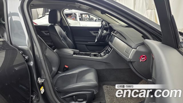 Jaguar XF 2018 — photo 11
