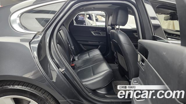 Jaguar XF 2018 — photo 12