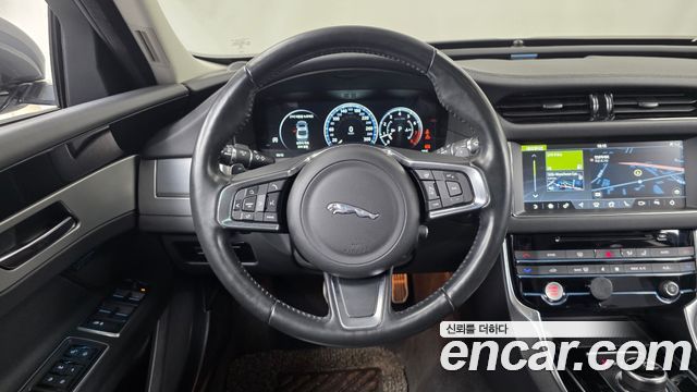 Jaguar XF 2018 — photo 13