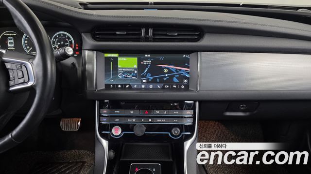 Jaguar XF 2018 — photo 14